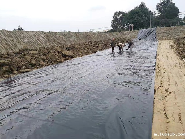 导致养殖防渗土工膜接缝处不平整原因 导致养殖防渗土工膜接缝处不平整原因