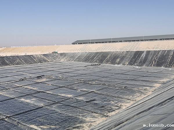 鱼塘养殖防渗膜在选择时需要考虑哪些因素？