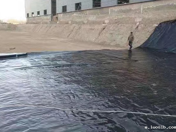 水渠建设可采用防渗膜进行铺设施工