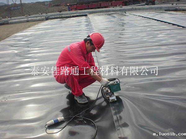 如何顺利有效进行鱼塘防渗膜的基层处理工作？