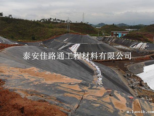 垃圾填埋场防渗膜施工中为何要铺两层？
