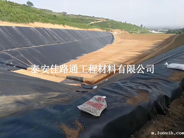 单糙面蓄水池防渗膜的铺设施工有哪些注意事项？