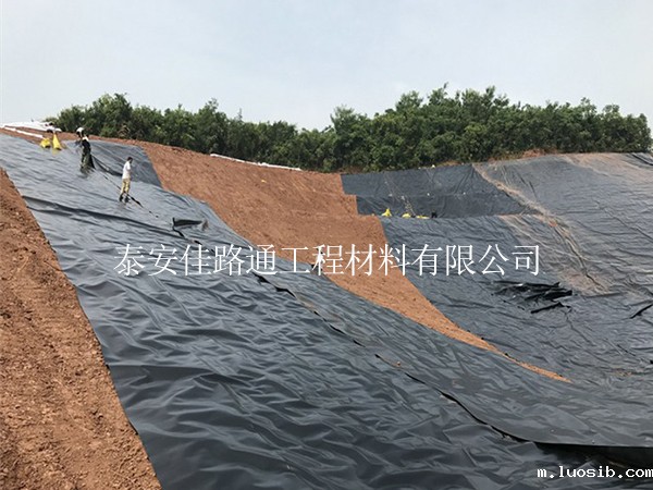 人工湖底部防渗土工膜铺设：绿色生态与持久耐用的完美结合