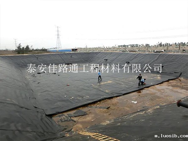 水产养殖防渗膜冬季维护技巧：守护水下的温暖家园