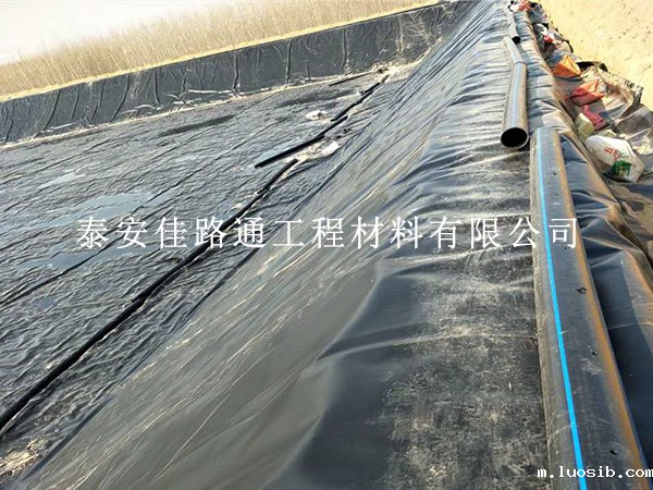 藕池防渗膜怕破损？回填保护方法学起来