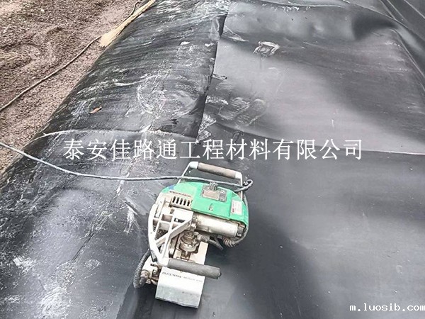 人工湖防渗膜边坡铺设防滑要点，筑牢边坡稳定防线