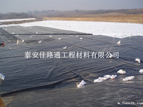 盐田防渗土工膜后期养护:做好日常管控,延长防渗寿命 盐田防渗土工膜后期养护:做好日常管控,延长防渗寿命